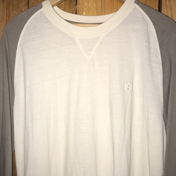IZOD Long sleeve Tee Large - Picture 2 of 3
